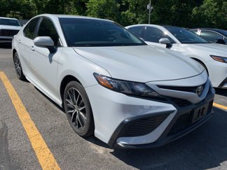 Used 2024 Toyota Camry SE image 1
