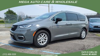 Used 2025 Chrysler Pacifica Select image 1
