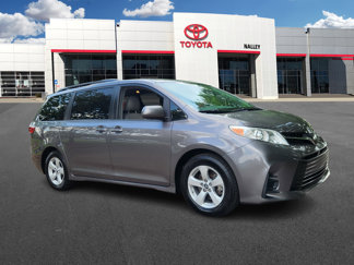 Used 2018 Toyota Sienna LE image 1
