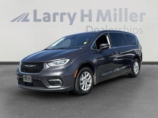 Used 2023 Chrysler Pacifica Touring-L image 1