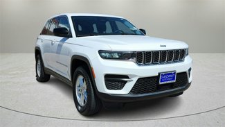 Used 2023 Jeep Grand Cherokee Laredo image 1