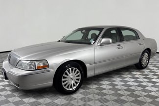 Used 2004 Lincoln Town Car Signature image 1
