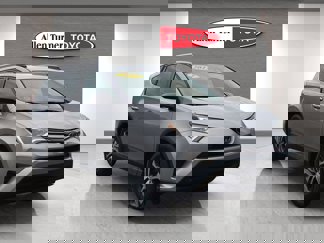 Used 2017 Toyota RAV4 LE image 1