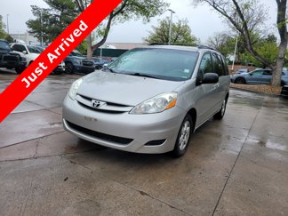 Used 2010 Toyota Sienna LE image 1