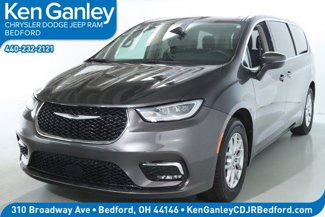 Used 2023 Chrysler Pacifica Touring-L image 1