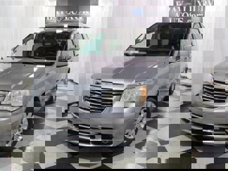 Used 2014 Chrysler Town & Country Touring image 1