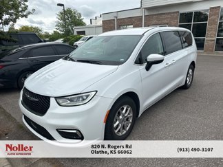 Used 2023 Chrysler Pacifica Touring-L image 1