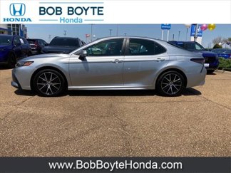 Used 2022 Toyota Camry SE image 1