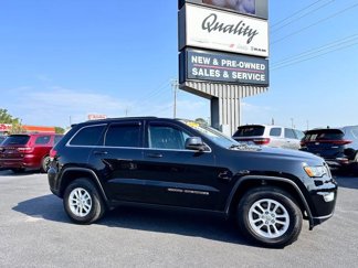 Used 2018 Jeep Grand Cherokee Laredo image 1