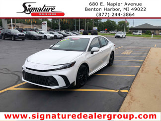 Used 2025 Toyota Camry SE image 1