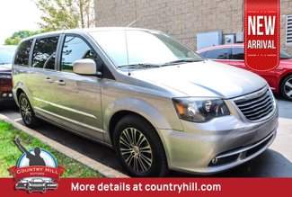 Used 2014 Chrysler Town & Country S image 1