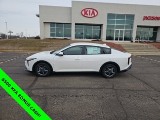 New 2025 Kia K4 LXS image 1