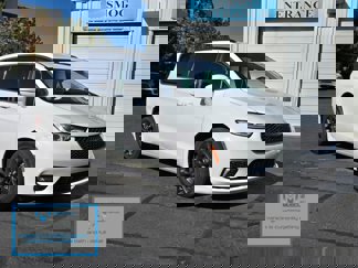 Used 2022 Chrysler Pacifica Touring-L video 1
