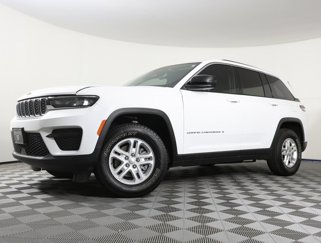 Used 2023 Jeep Grand Cherokee Laredo image 1