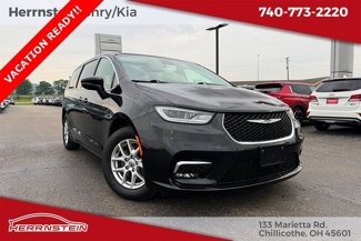 Used 2023 Chrysler Pacifica Touring-L image 1