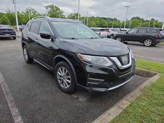 Used 2017 Nissan Rogue SV image 1