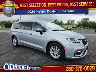 Used 2023 Chrysler Pacifica Touring-L image 1