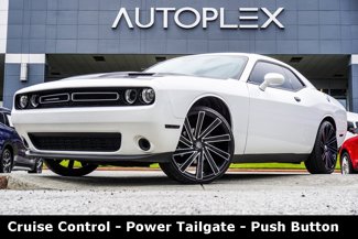 Used 2019 Dodge Challenger SXT image 1