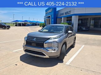 Used 2023 Mitsubishi Outlander SE image 1