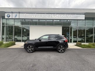 Used 2021 Volvo XC40 T5 R-Design w/ Climate Package image 1