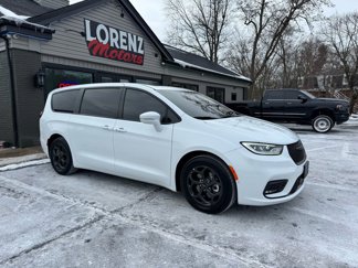 Used 2022 Chrysler Pacifica Limited w/ Uconnect Theater Family Group image 1