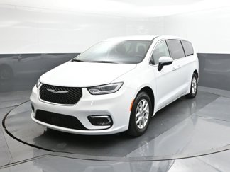 Used 2023 Chrysler Pacifica Touring-L image 1