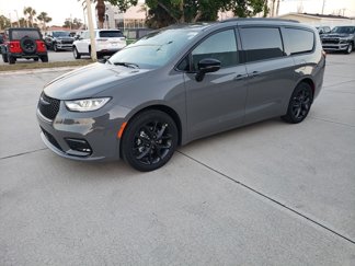 New 2025 Chrysler Pacifica Limited image 1
