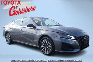 Used 2024 Nissan Altima 2.5 SV image 1