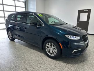 New 2025 Chrysler Pacifica Select image 1