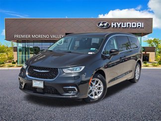 Used 2023 Chrysler Pacifica Touring-L image 1