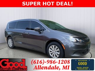 Used 2020 Chrysler Voyager L image 1