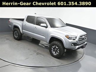 Used 2017 Toyota Tacoma TRD Off-Road image 1