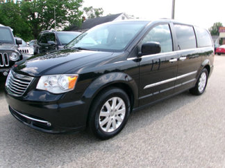 Used 2016 Chrysler Town & Country Touring w/ Driver Convenience Group image 1