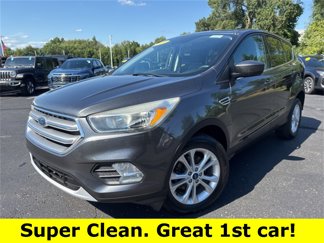 Used 2017 Ford Escape SE image 1