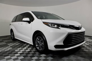 Used 2023 Toyota Sienna LE image 1