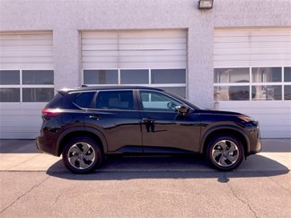 Used 2024 Nissan Rogue SV image 1