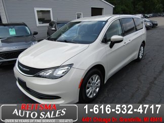 Used 2017 Chrysler Pacifica LX image 1