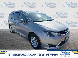Used 2018 Chrysler Pacifica Touring-L image 1