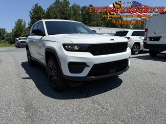 New 2025 Jeep Grand Cherokee Laredo image 1