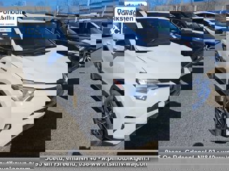 Used 2018 Toyota RAV4 SE image 1