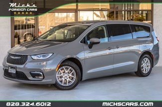 Used 2023 Chrysler Pacifica Touring-L image 1