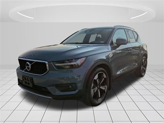 Used 2021 Volvo XC40 T5 Momentum w/ Premium Package image 1