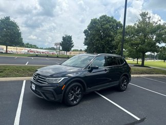 Used 2023 Volkswagen Tiguan SE image 1