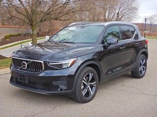 Used 2024 Volvo XC40 B5 Core image 1
