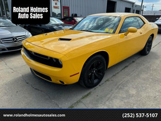 Used 2017 Dodge Challenger SXT image 1