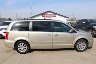 Used 2015 Chrysler Town & Country Touring image 1
