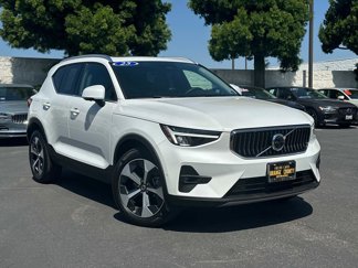 Certified 2025 Volvo XC40 B5 Plus image 1