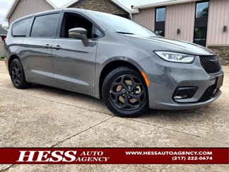 Used 2022 Chrysler Pacifica Limited w/ Uconnect Theater Family Group image 1