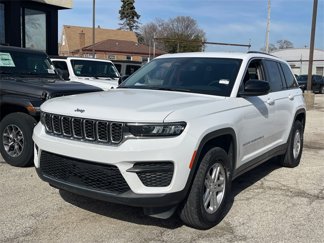 Used 2023 Jeep Grand Cherokee Laredo image 1