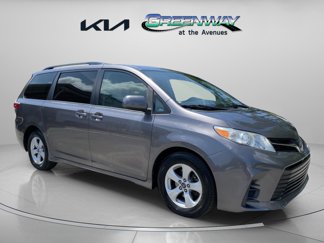 Used 2018 Toyota Sienna LE image 1